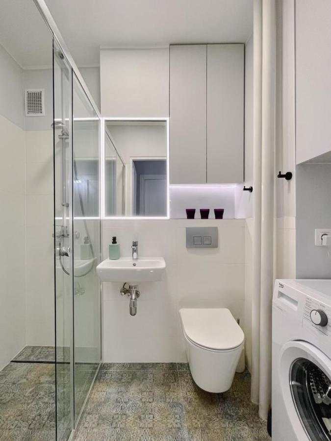 Apartament Przy Atrium, Stacja Metra Rondo Onz Warsaw Luaran gambar